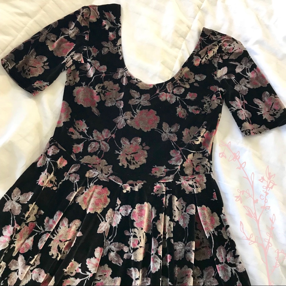 UO Kimchi Blue Floral Velvet Skater Mini Dress 🌸